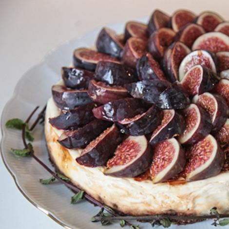 Cheesecake with fresh figs